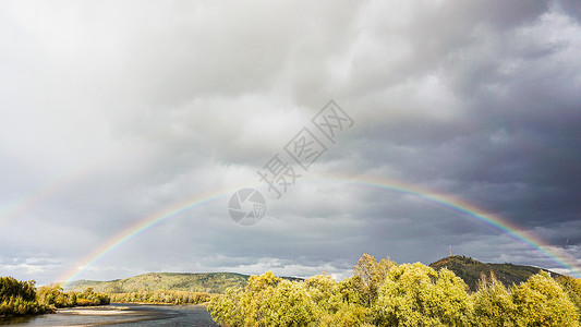 在彩虹桥下自驾在莫尔道嘎根河满归的原始森林公路上遇见了双彩虹背景