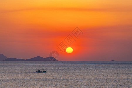 红彤彤海上日出安静的海和渔船背景