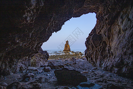 青岛网红打卡地石老人山洞海蚀石柱背景