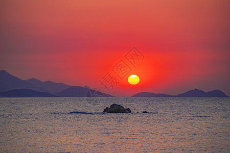 海上日出红色朝霞图片