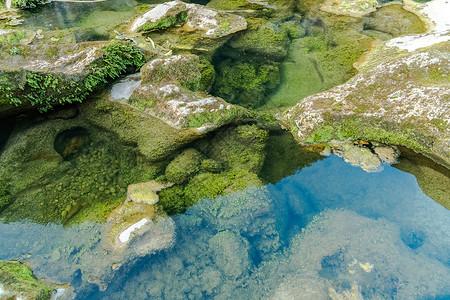 清澈的河水贵州河谷冰臼溪水青苔背景