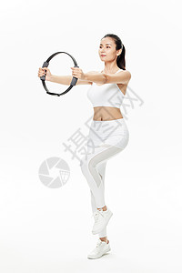 健身游戏年轻女性使用健身环训练背景