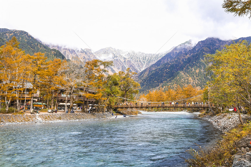 日本上高地地标风景河童桥的秋天图片