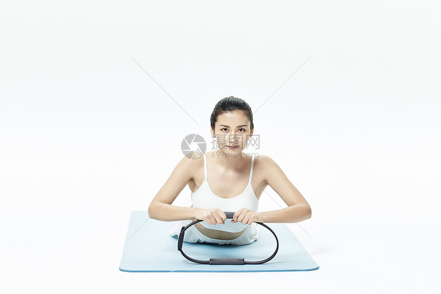 年轻女性用健身环健身图片
