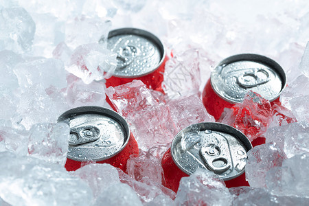 带冰块的冷饮夏日饮品冰镇可乐背景