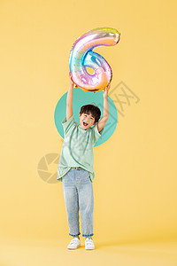 手举气球的小男孩图片