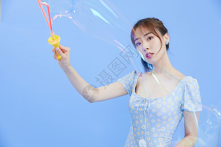 气球蓝色泡泡甜美少女玩泡泡背景