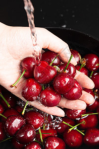 用水清洗红色水果车厘子好吃的樱桃高清图片素材