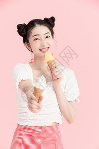 手拿甜筒手拿冰淇淋的可爱女孩背景