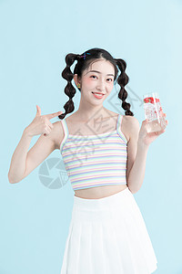草莓汽水夏天喝饮料的甜美女孩背景
