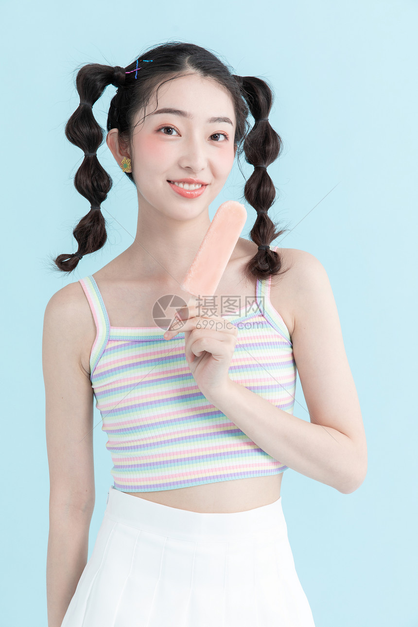 吃冰棒的甜美女孩图片