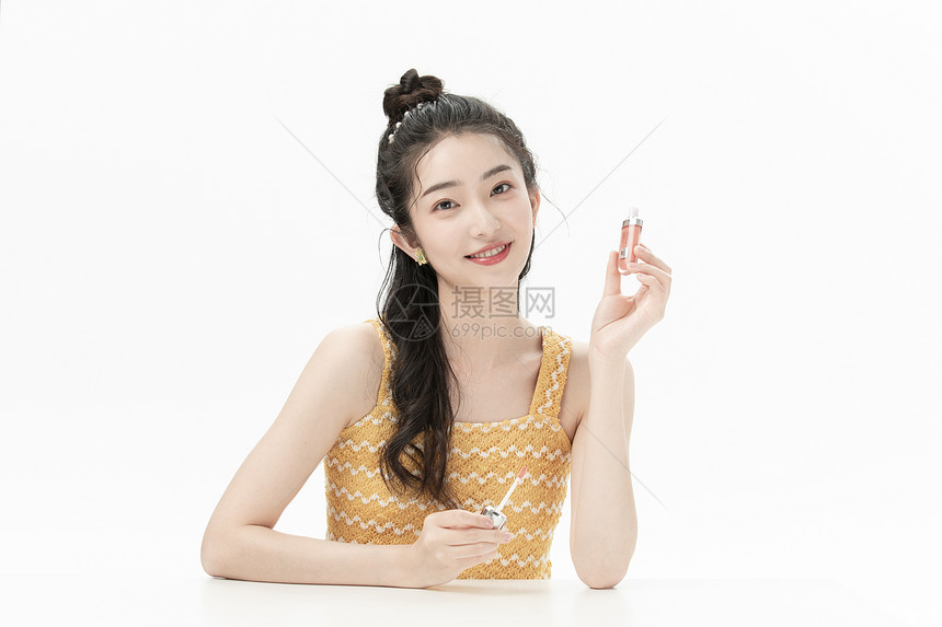 涂抹口红的可爱少女图片