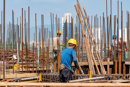 钢筋桁架建筑工地上施工的工人背景