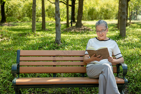 老年女性户外看书图片