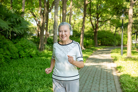 跑步人老年女性户外运动听音乐背景