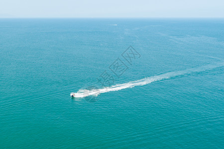 海上飞驰的摩托艇图片