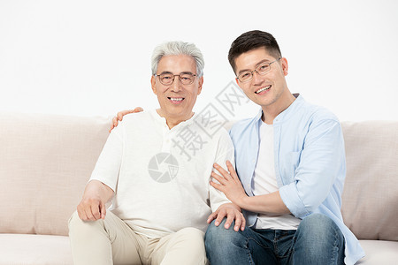 中老年居家父子陪伴图片