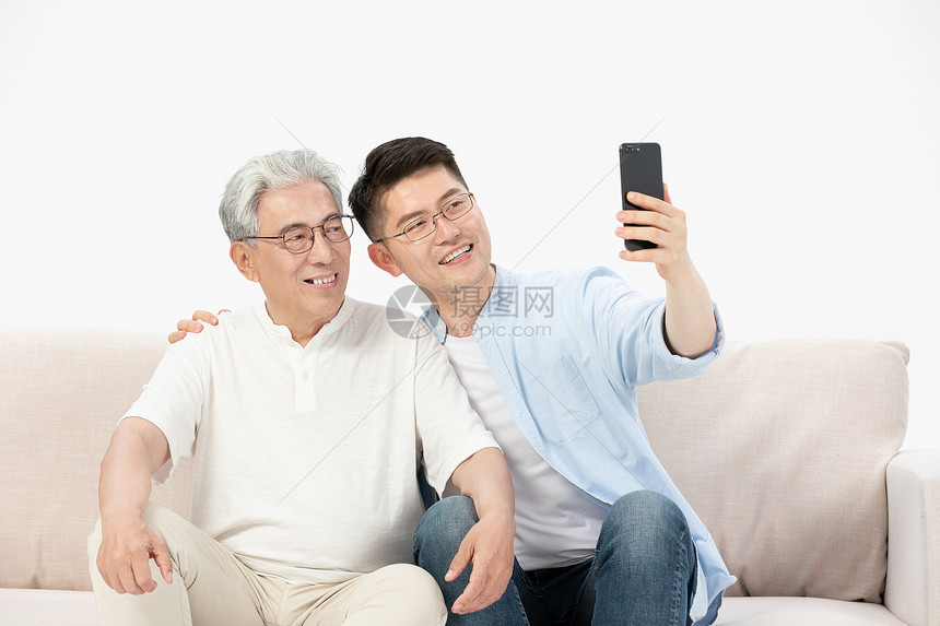 中老年父子沙发上自拍图片