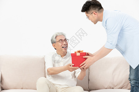 送父亲礼物中年儿子送老年父亲礼物背景