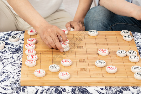 中老年父子下象棋细节特写图片