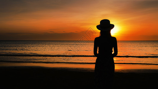 大海落日少女人像观赏日落背影剪影图片