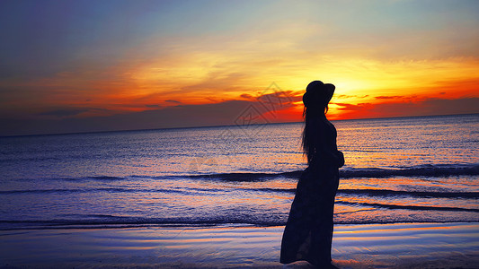 大海落日少女人像观赏日落背影高清图片