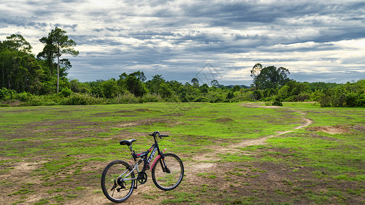 旷野中的旅行脚踏车背景