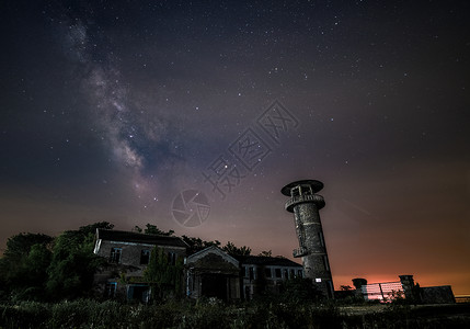 古老神秘夜晚星空银河与古老的建筑房屋背景