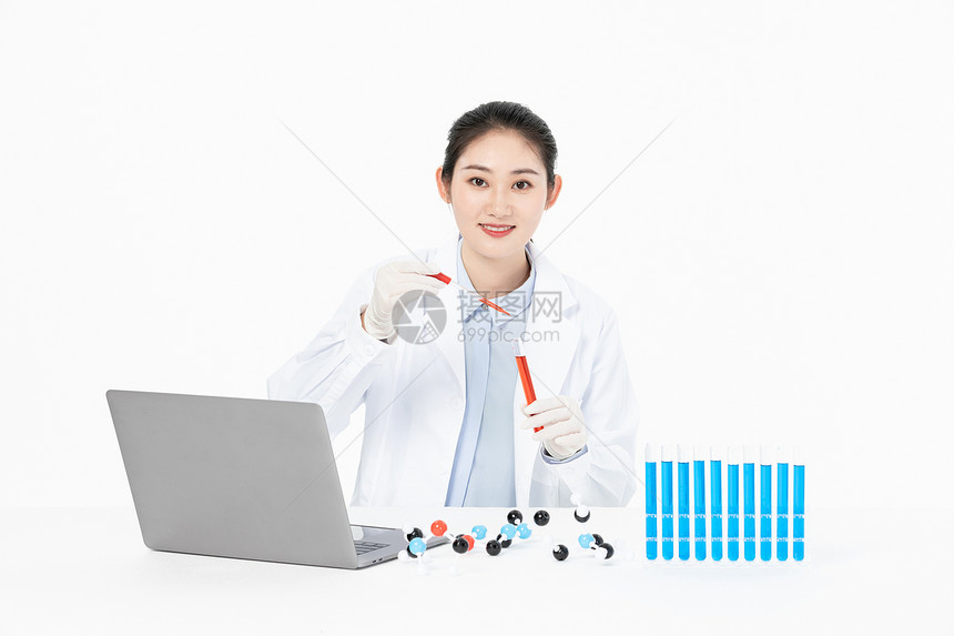 女性科研人员研究化学分子结构图片