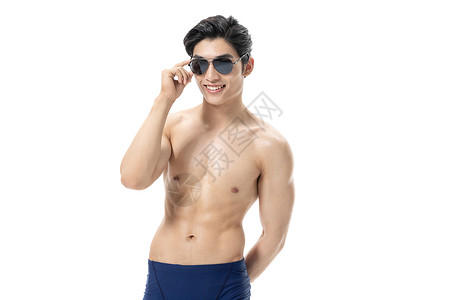 青年男性泳装戴墨镜图片