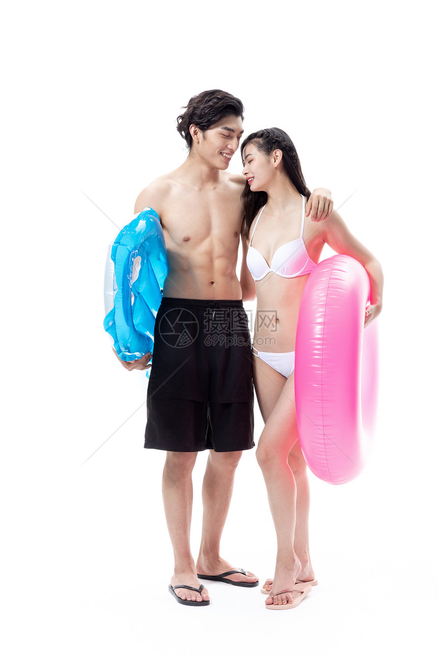 夏日泳装情侣拿着游泳圈图片