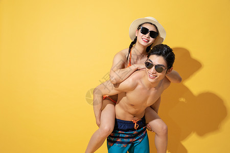 夏日泳装情侣带着墨镜图片