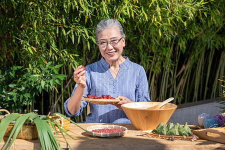 端午节户外奶奶包粽子图片