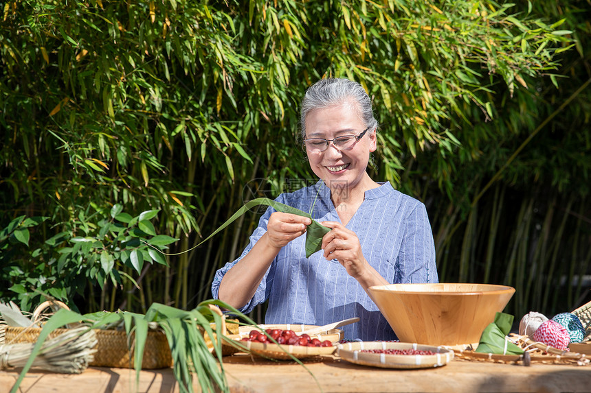 端午节奶奶户外包粽子图片