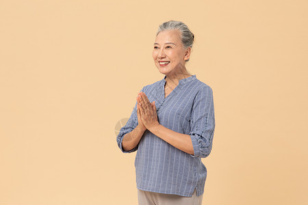 老年女性祈祷背景图片