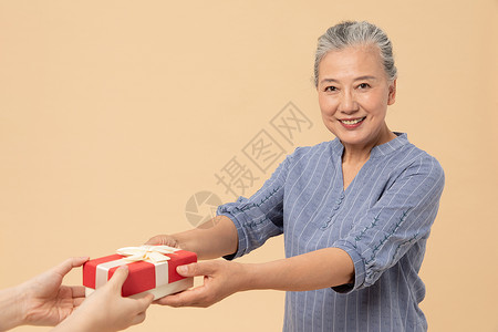 老年女性送礼物图片