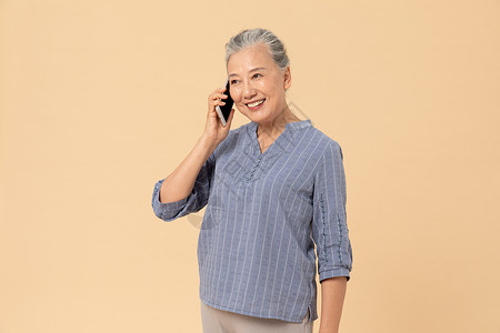 老年女性打电话老年女性拿着手机打电话背景