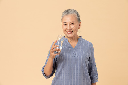 老年女性喝水图片
