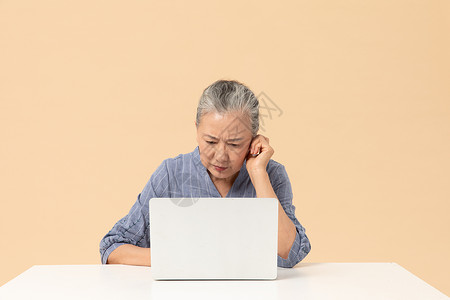 老年女性用笔记本电脑烦恼图片