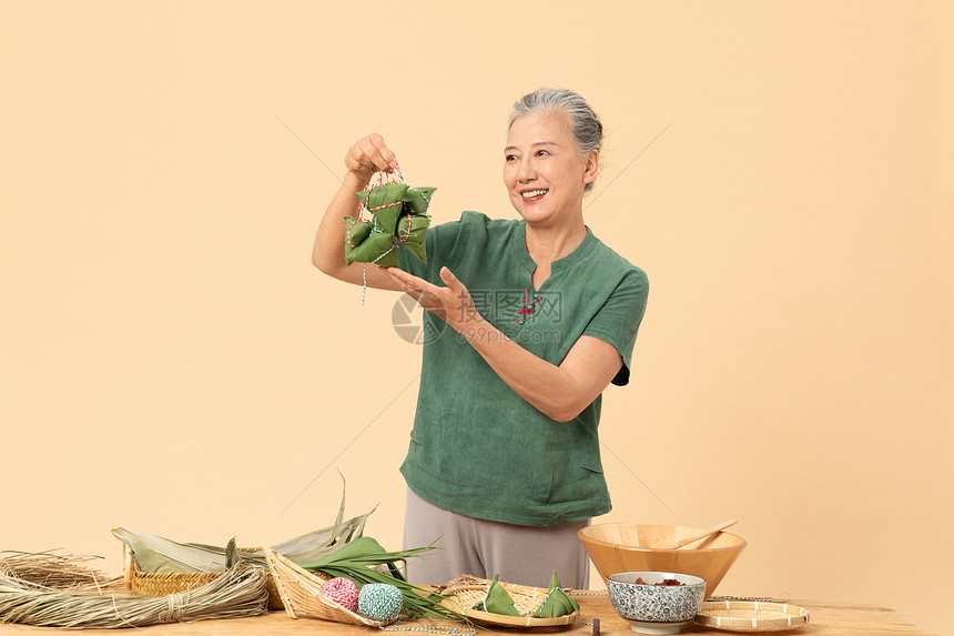 端午节老奶奶拿着粽子图片
