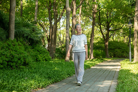 老年女性户外公园散步图片