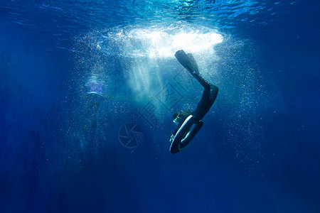 水下的人蓝色脚蹼高清图片
