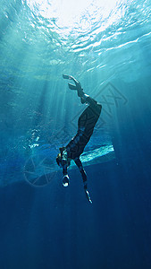 水下的人蓝色脚蹼高清图片