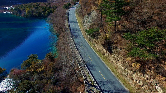 彩池照明九寨沟路上的风景背景