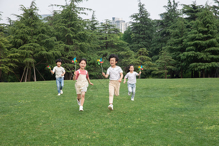 梦在前方在户外手举风车奔跑的小朋友们背景