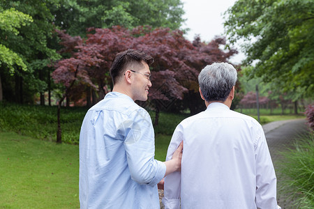 中老年人相伴逛公园背影图片