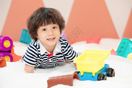 儿童游乐园玩沙子的小男孩背景图片