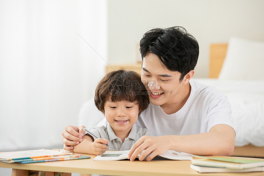 爸爸陪伴孩子学习图片