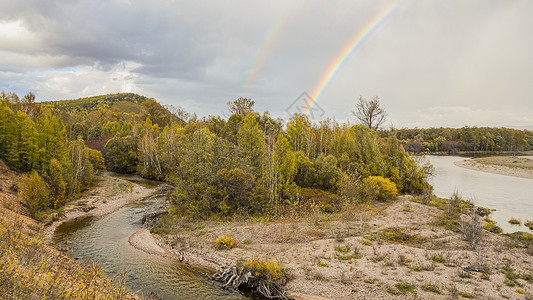 在彩虹桥下自驾在莫尔道嘎根河满归的原始森林公路上遇见了双彩虹背景