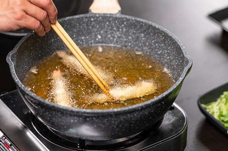 炸虾料理煎炸高清图片